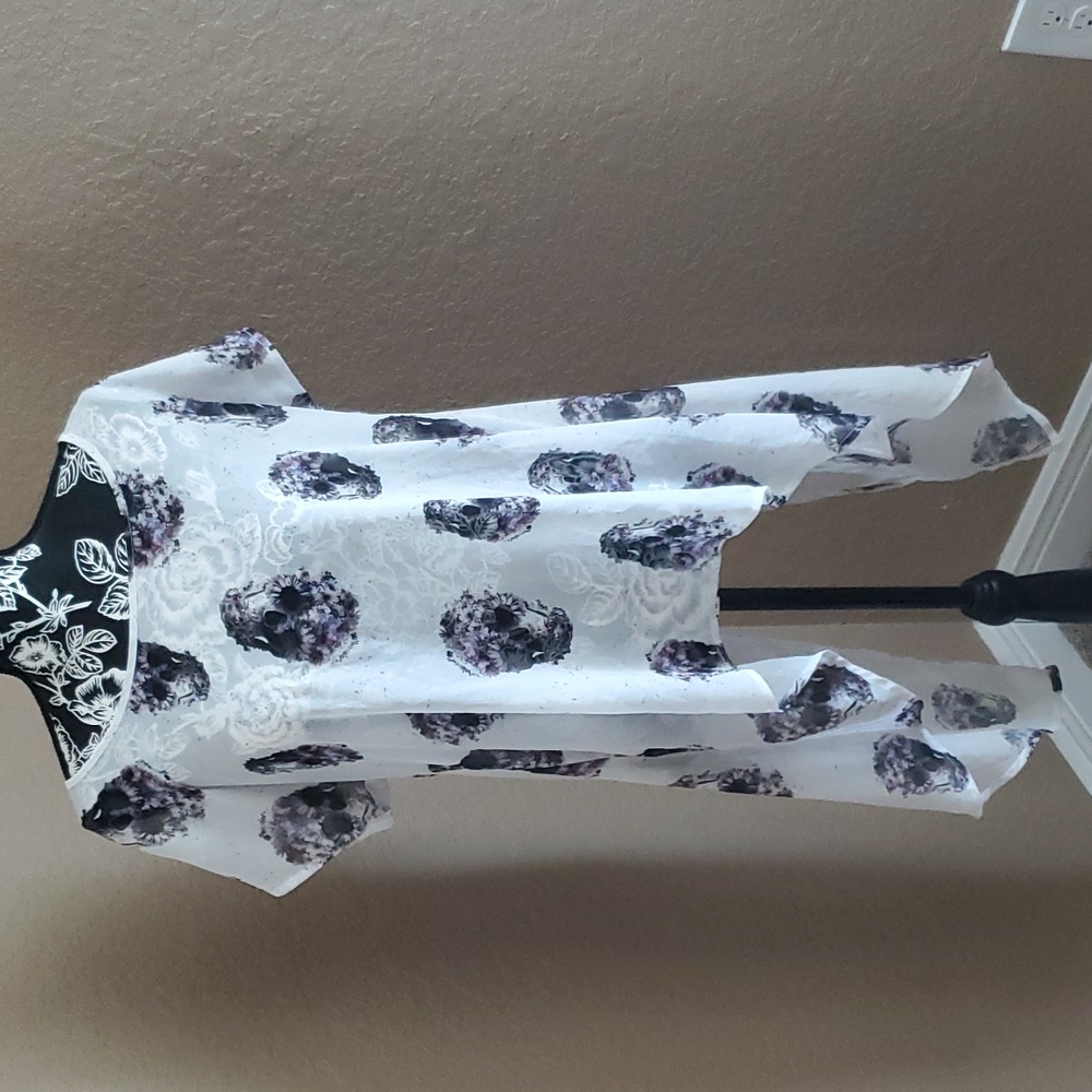 Women's Hot Topic Sugar Skull Flowing Top LG